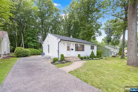 61 Mackay Ave, Waldwick, NJ 07463