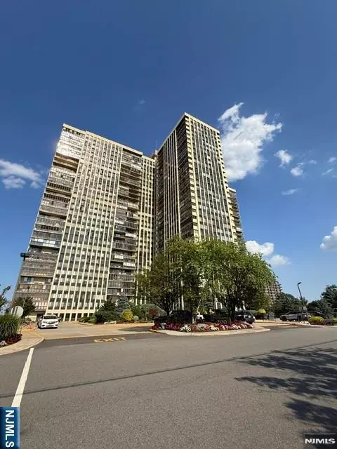 200 Winston Dr #2818, Cliffside Park, NJ 07010