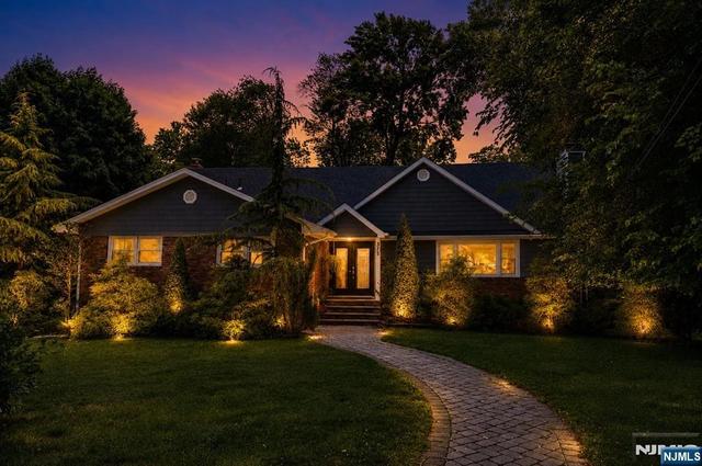 375 Queens Ct, Ridgewood, NJ 07450