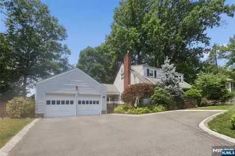 38 Schraalenburgh Rd, Haworth, NJ 07641