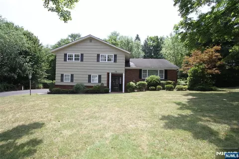 10 Bayberry Dr, Montvale, NJ 07645