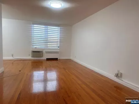 2160 Center Ave #4S, Fort Lee, NJ 07024
