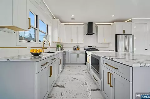 19 Mountain Ave, Mahwah, NJ 07430