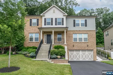 22 Hilltop Dr, Caldwell, NJ 07006