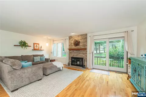 122 Macleish Ct, Mahwah, NJ 07430