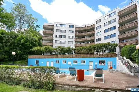 Exterior - 1375 River Rd #2B, Edgewater, NJ 07020 photo 4 of 5