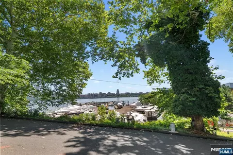 View/Area - 1375 River Rd #2B, Edgewater, NJ 07020 photo 2 of 3