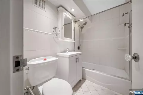 Bath - 1375 River Rd #2B, Edgewater, NJ 07020 photo 1 of 1
