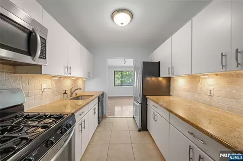 Kitchen - 1375 River Rd #2B, Edgewater, NJ 07020 photo 1 of 2