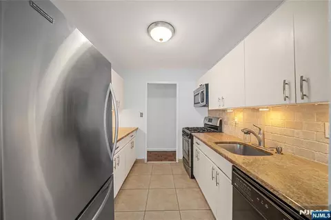 Kitchen - 1375 River Rd #2B, Edgewater, NJ 07020 photo 2 of 2