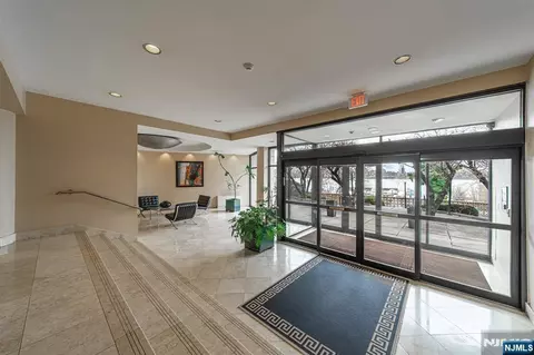 Entry Way - 1375 River Rd #2B, Edgewater, NJ 07020 photo 2 of 4