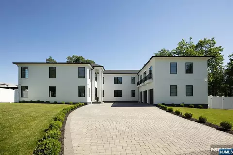 Exterior - 191 Nimitz Rd, Paramus, NJ 07652 photo 2 of 7