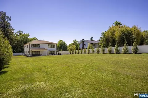 Exterior - 191 Nimitz Rd, Paramus, NJ 07652 photo 4 of 7