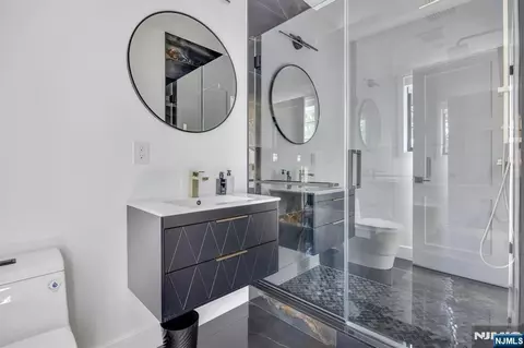Bath - 191 Nimitz Rd, Paramus, NJ 07652 photo 2 of 5
