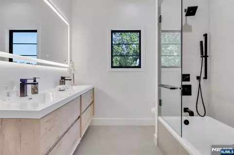 Bath - 191 Nimitz Rd, Paramus, NJ 07652 photo 4 of 5