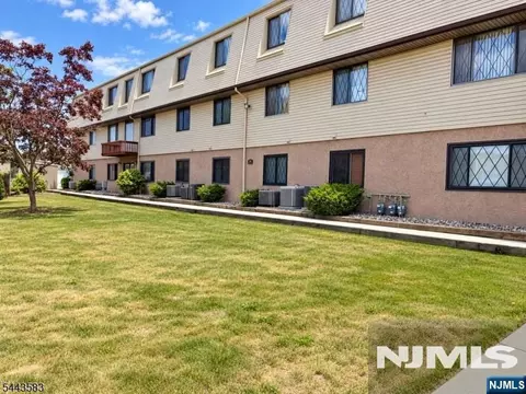 846 Riverside Ave #1, Lyndhurst, NJ 07071