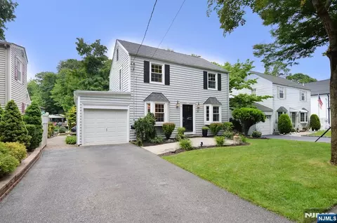 418 Burlington Rd, Paramus, NJ 07652 photo 3