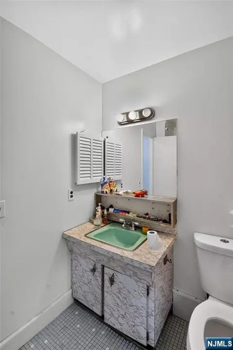Bath - 464 Tulane Ct, Paramus, NJ 07652 photo 2 of 3