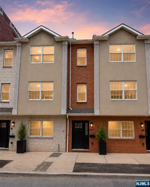 16 Kinney St, Newark, NJ 07102