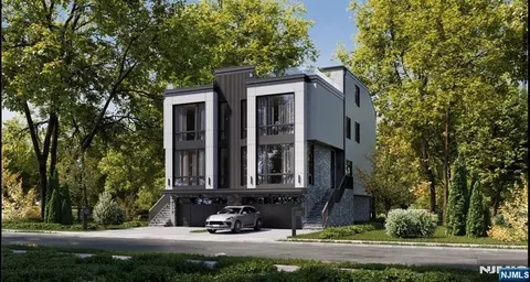 1015 Kingsland Ln, Fort Lee, NJ 07024