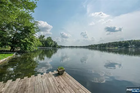 77 E Lake Dr, Wayne, NJ 07470 photo 2