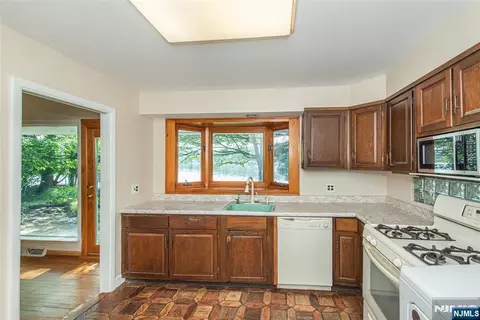 77 E Lake Dr, Wayne, NJ 07470 photo 25
