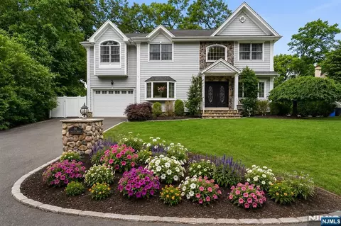 58 Mackay Ave, Waldwick, NJ 07463