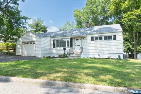 25 Lakeview Dr, Emerson, NJ 07630