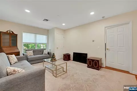 Living - 189 Forest Ave #211, Paramus, NJ 07652 photo 1 of 2