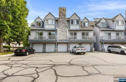 5 Garden Ct, Succasunna, NJ 07876