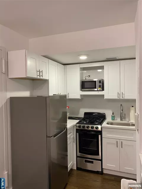 420 Park Pl #1H, Fort Lee, NJ 07024