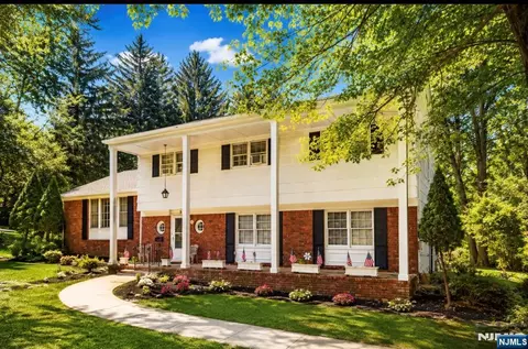 5 Brookwood Dr, West Caldwell, NJ 07006