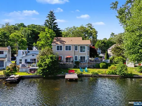 2 Shawnee Trl, Denville, NJ 07834