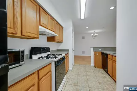 189 Forest #213, Paramus, NJ 07652 photo 5
