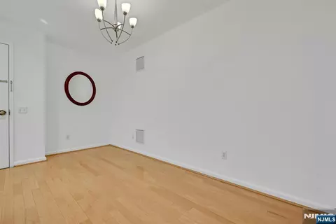 189 Forest #213, Paramus, NJ 07652 photo 4