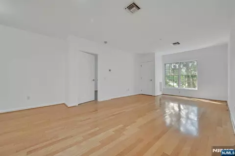 189 Forest #213, Paramus, NJ 07652 photo 7