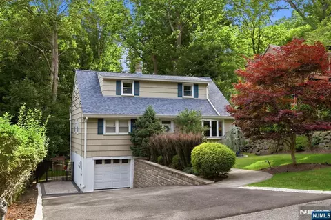 49 Pawnee Ave, Oakland, NJ 07436