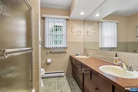 Bath - 270 Midwood Rd, Paramus, NJ 07652 photo 2 of 3
