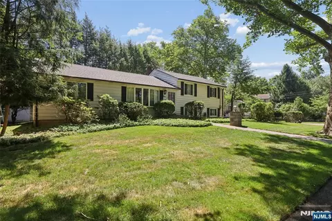 9 Smith St, Closter, NJ 07624
