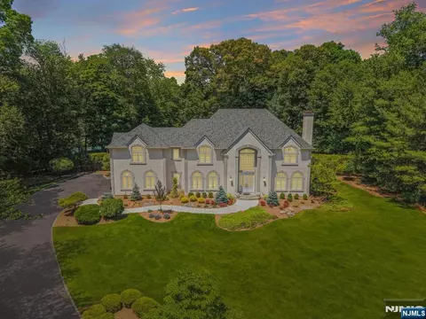 114 Valley Rd, Allendale, NJ 07401