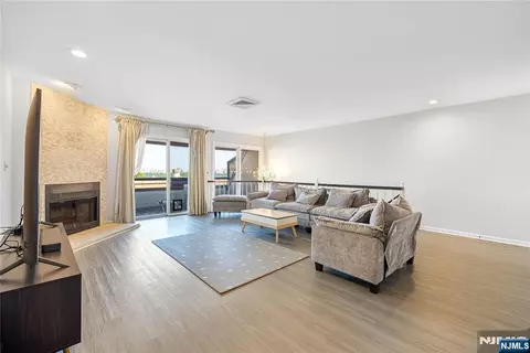 300 Gorge Rd #8, Cliffside Park, NJ 07010