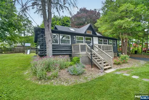 53 Lakeview Dr, West Milford, NJ 07480