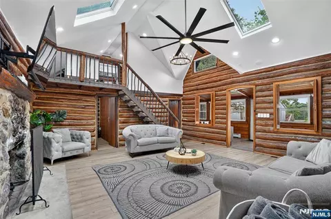 53 Lakeview Dr, West Milford, NJ 07480