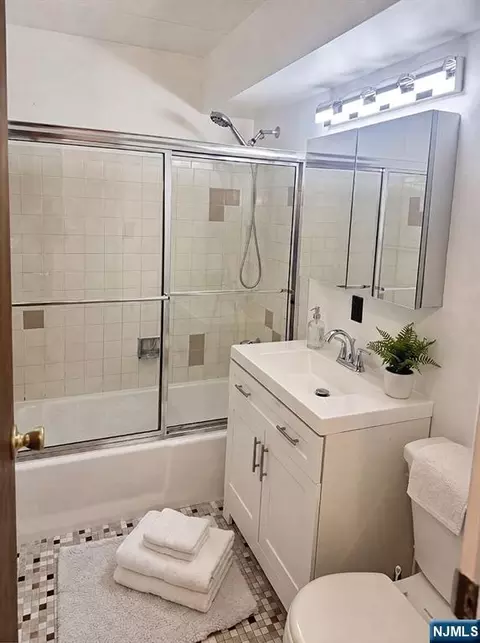 Bath - 25 Jefferson St #3D, Hackensack, NJ 07601 photo 2 of 2