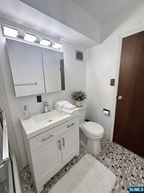 Bath - 25 Jefferson St #3D, Hackensack, NJ 07601 photo 1 of 2