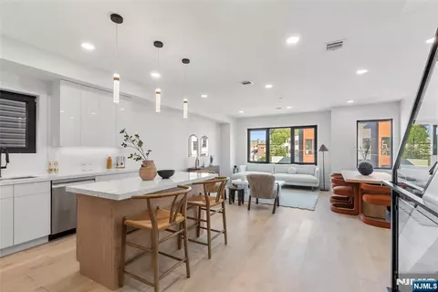 99 Van Horne St #2, Jersey City, NJ 07304