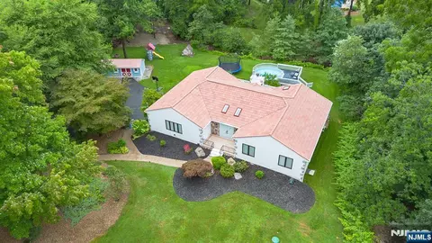 4 Daniel Ln, Kinnelon, NJ 07405
