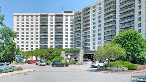 2 Claridge Dr #3MW, Verona, NJ 07044
