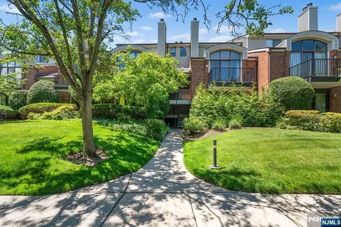 8 Wadsworth Ct, Teaneck, NJ 07666 photo 1