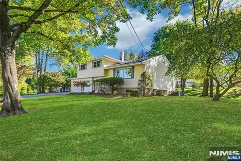 15 Windsor Ct, Norwood, NJ 07648